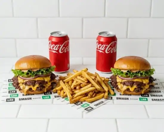 Menu Duo avec deux smash burgers, frites et boissons
